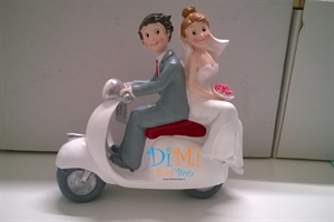 Cake topper sposi su una vespa bianca