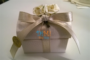 Bauletto con nastro dorato e fiori bianchi
