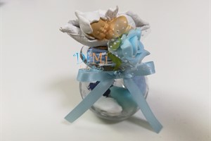Neonato su vasetto azzurro