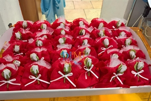 Bomboniera sacchetto rosso con fiore bianco