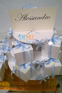 Alzata con bomboniere con nastro azzurro a pois