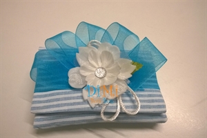 Bustina a righe azzurre con nastro in organza e fiore bianco
