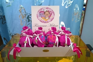 Sacchetto fucsia con nastri in raso rosa e mezza perla