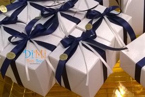 Scatola con nastro blu e bianco